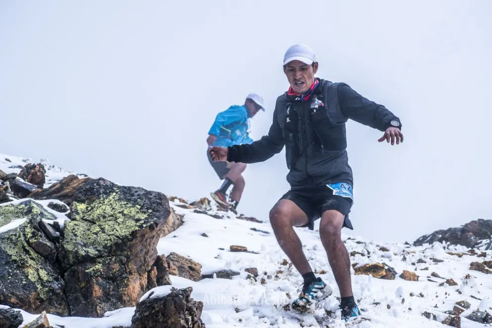Dos atletas en una carrera anterior en Chacaltaya. Foto: Skyrunning Bolivia.
