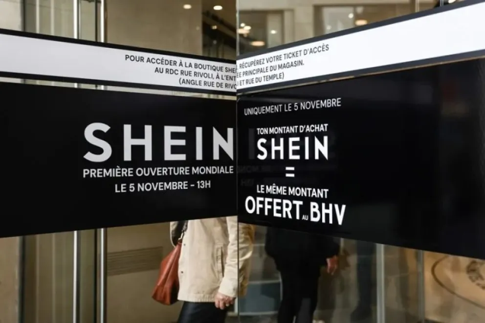 n cartel informa a los clientes sobre las promociones de apertura en la inauguración de la primera tienda física de Shein en París, Francia, 05 de noviembre de 2025. EFE