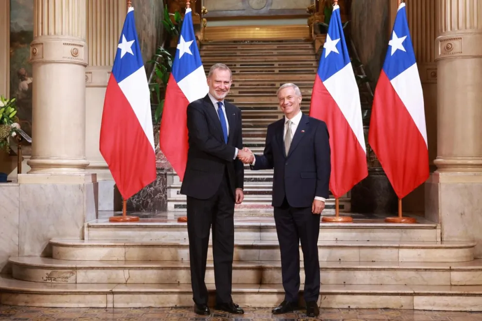 Fotografía cedida por Casa de S.M. el Rey que muestra al presidente electo de Chile, José Antonio Kast (d), posando junto al Rey Felipe VI de España previo a una reunión bilateral este martes, en el Palacio Cousiño en Santiago (Chile). Foto: EFE