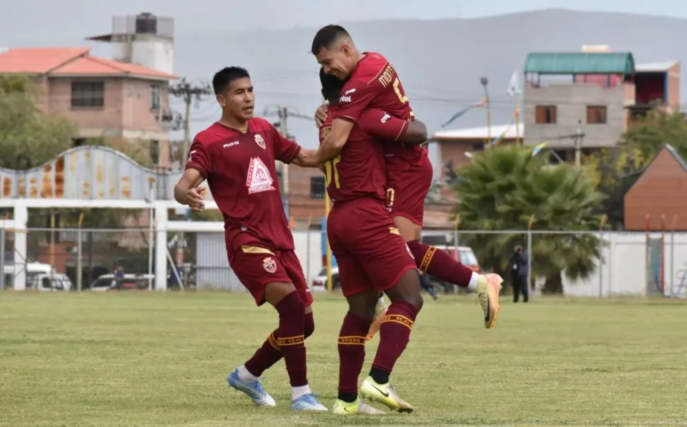 Jugadores de Totora Real Oruro festejan la clasificación a la siguiente instancia. Foto: Agencia Marka Registrada