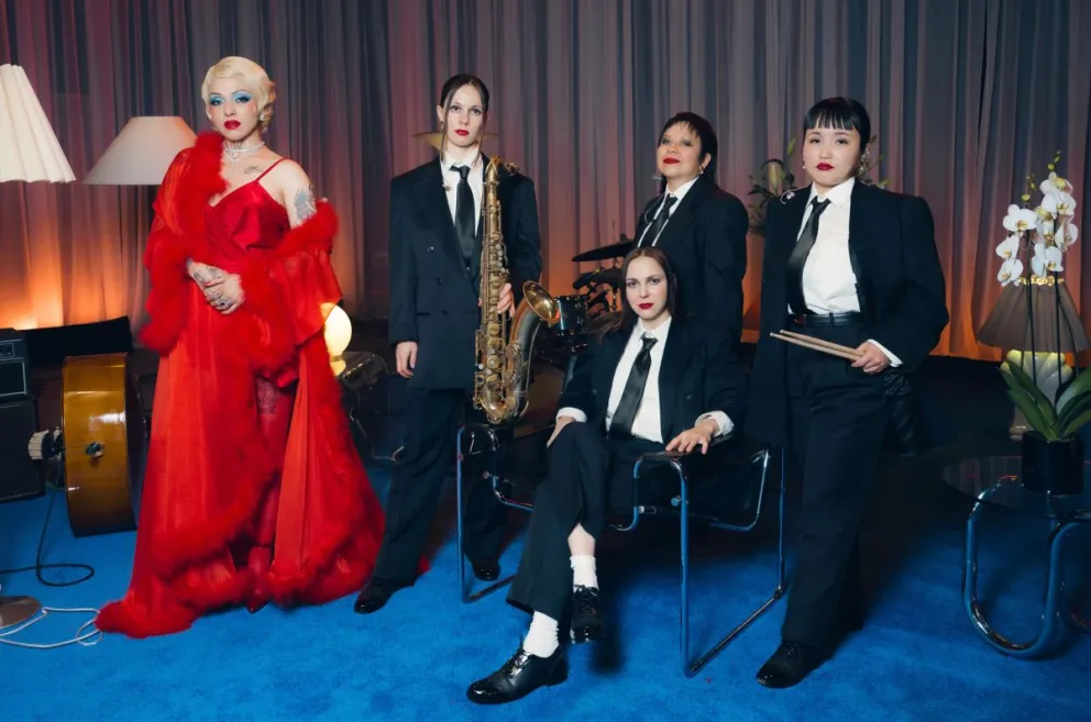 Fotografía cedida este martes, cortesía de Spotify, donde se observa a la cantante chilenomexicana Mon Laferte (i) mientras posa en Ciudad de México (México). Foto: EFE