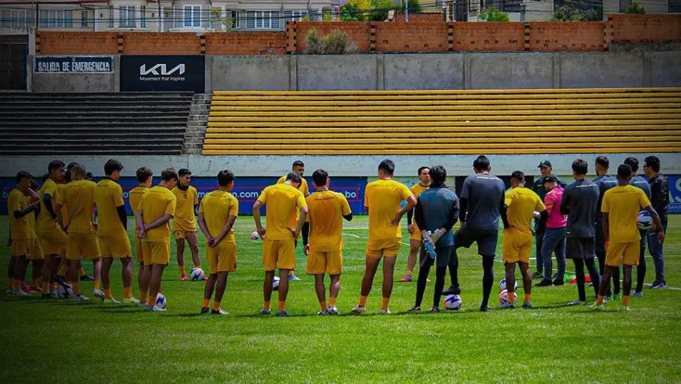 Jugadores y cuerpo técnico del Tigre antes de iniciar un entrenamiento en Achumani. Foto: Club The Strongest