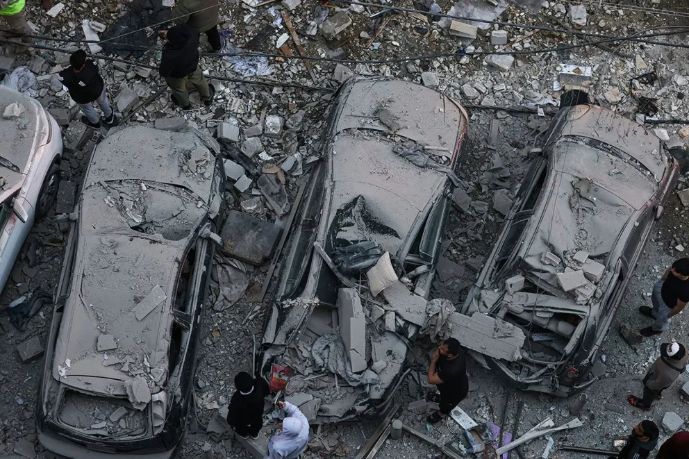 Residentes reunidos en el lugar de un ataque aéreo israelí que tuvo como objetivo un edificio en el barrio de Aisha Bakkar en Beirut el 11 de marzo de 2026. IBRAHIM AMRO / AFP