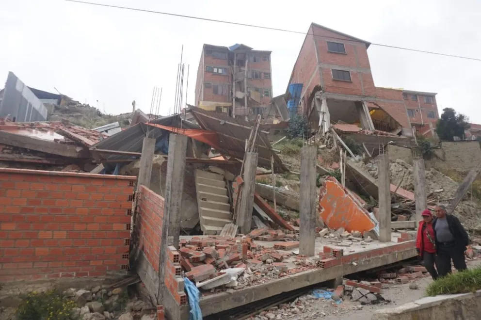Viviendas de la zona de Alto San Isidro volvieron a presentar rajaduras. Se evacuó a las familias. Foto: APG