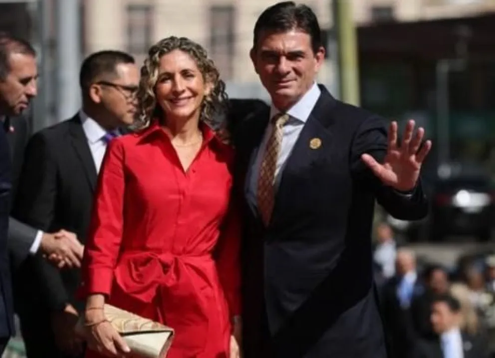 El presidente Rodrigo Paz, junto a su esposa María Elena Urquidi, en el acto de posesión del presidente José Antonio Kast. Foto: RRSS