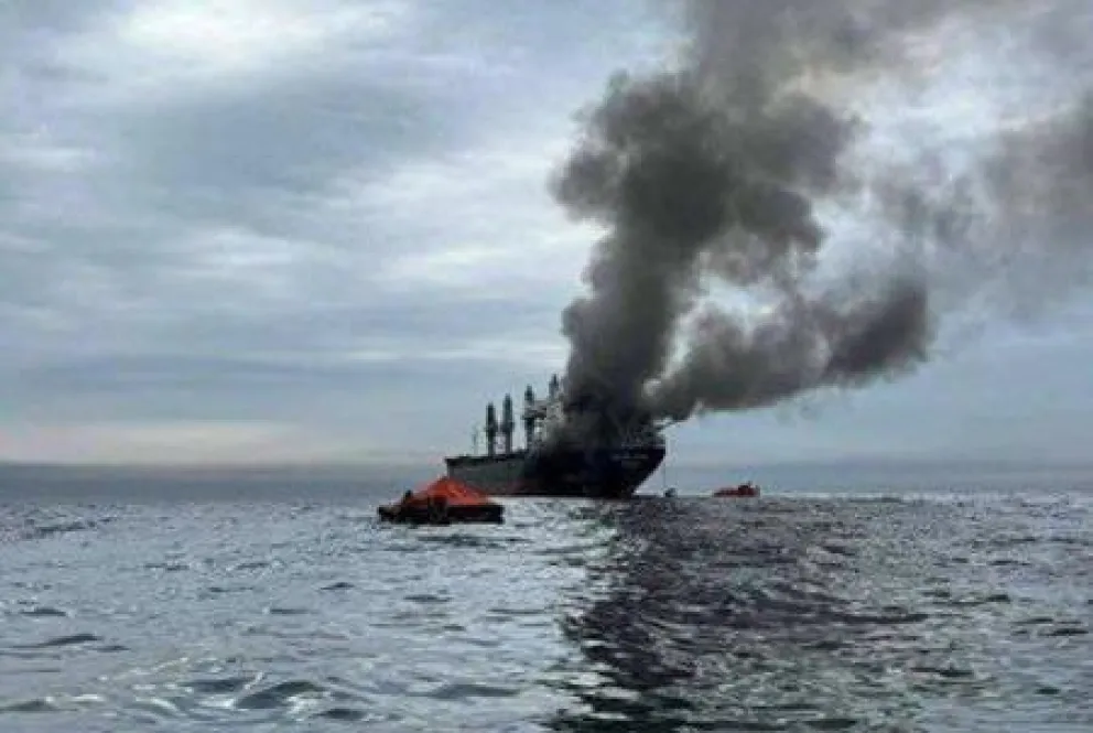 La agencia de Operaciones Comerciales Marítimas de Reino Unido ha informado de que tres barcos han sido alcanzados en las últimas horas por proyectiles cerca del estrecho de Ormuz y en la propia vía, clave para el transporte energético. Foto: EFE