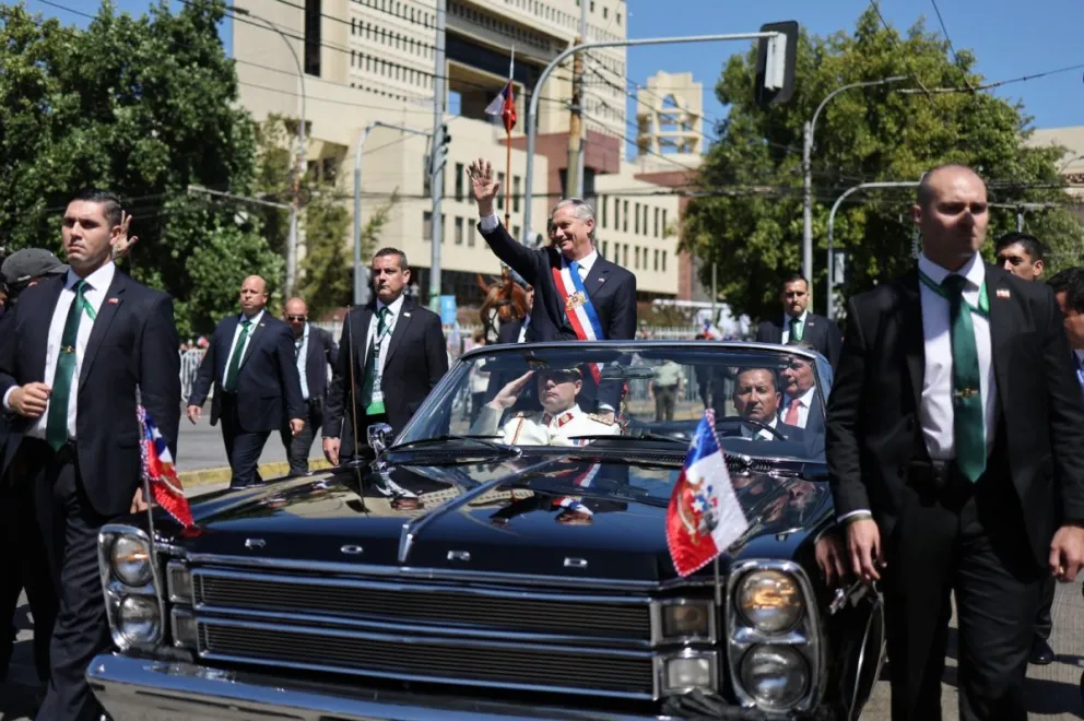 El nuevo presidente de Chile, José Antonio Kast, saluda desde el auto presidencial convertible después de su ceremonia de investidura en Valparaíso, Chile. Foto: AFP