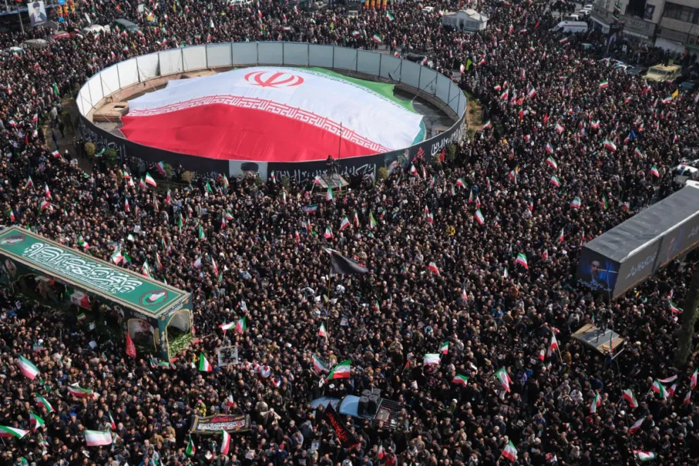 Miles de personas participan en los funerales en la plaza Engelab (Revolución) de Teherán, de altos cargos fallecidos a manos de Estados Unidos e Israel. Foto: EFE 