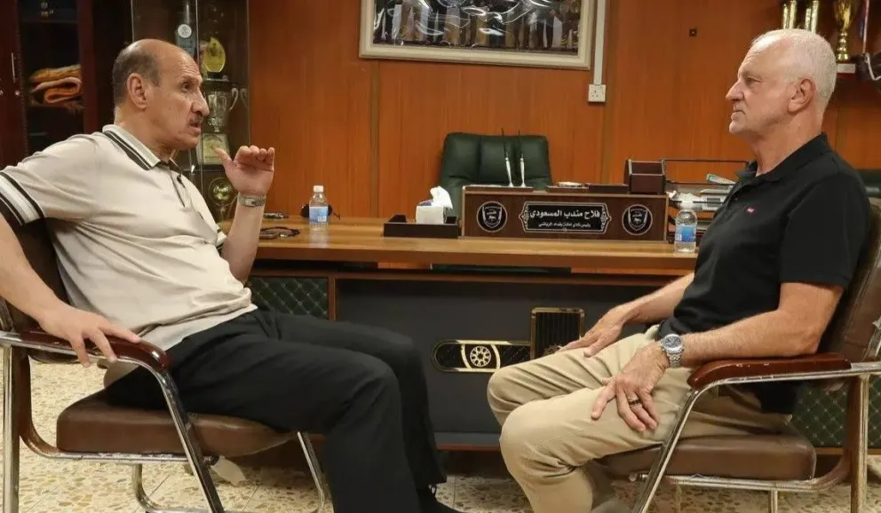 Adnan Darjal (izq.), presidente de la Federación Iraquí, y el seleccionador Graham Arnold durante la reunión de este miércoles. Crédito: Shafaq News