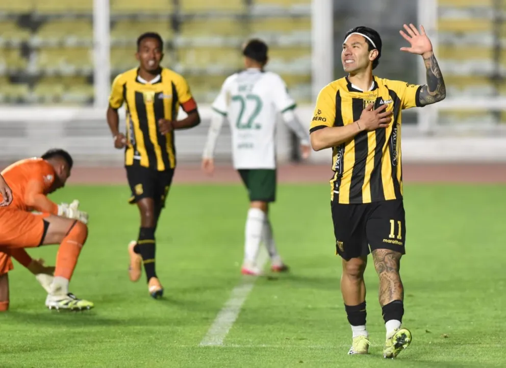 Carmelo Algarañaz festeja uno de sus goles y además pide disculpas a los hinchas de Oriente. Foto: Agencia Marka Registrada