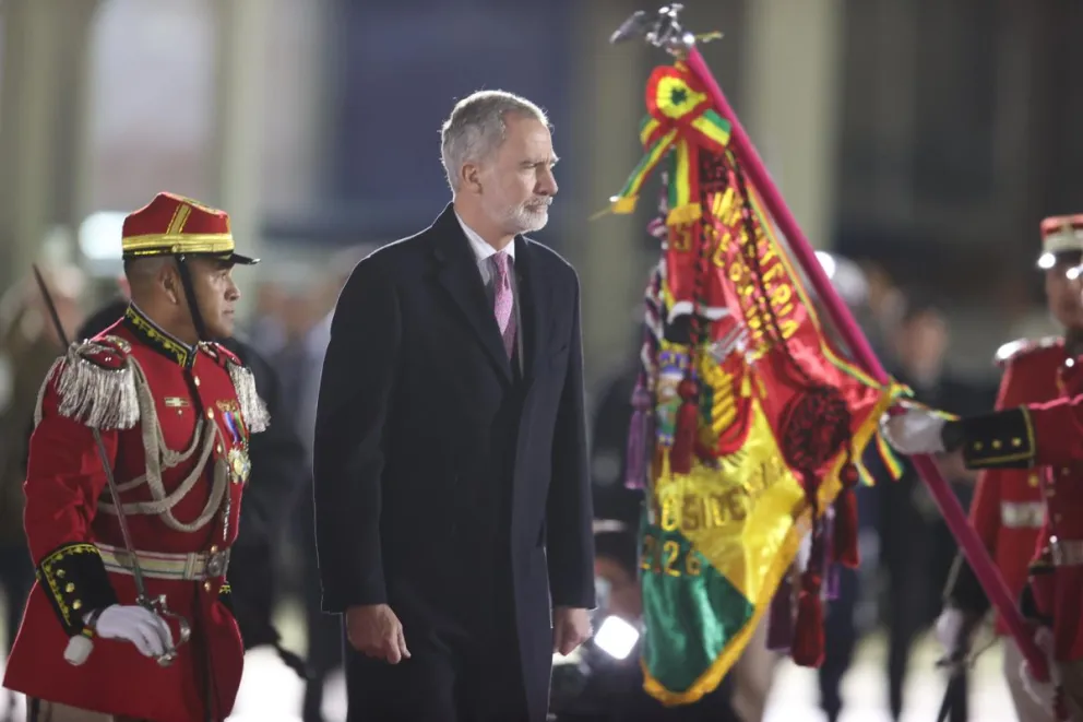 El rey Felipe VI llega para reunirse con el presidente de Bolivia, Rodrigo Paz, este miércoles al Aeropuerto Internacional de El Alto (Bolivia). Foto: EFE