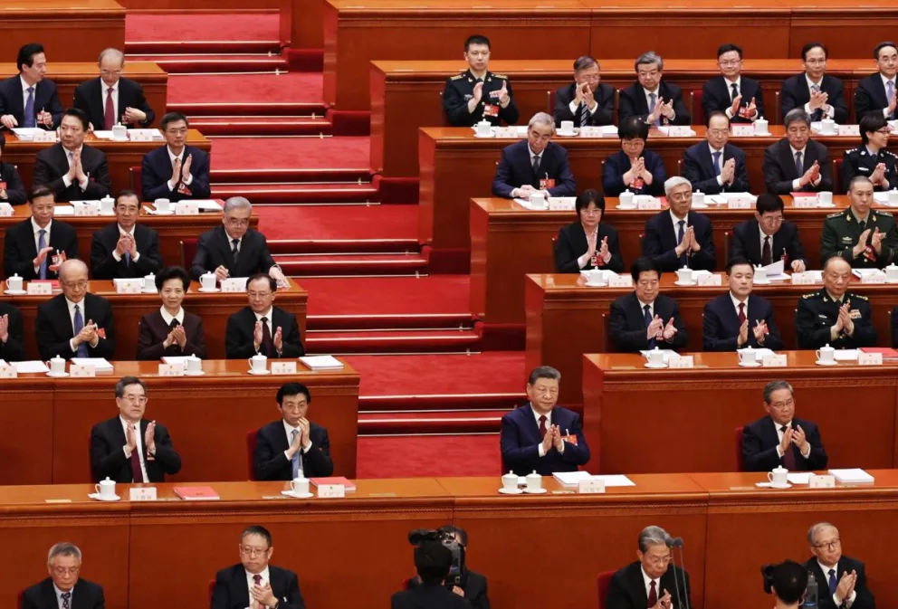 El viceprimer ministro Ding Xuexiang, el presidente de la Conferencia Consultiva Política del Pueblo Chino, Wang Huning, el presidente chino, Xi Jinping, y el primer ministro Li Qiang en la XIV Asamblea Popular Nacional (APN). Foto: EFE
