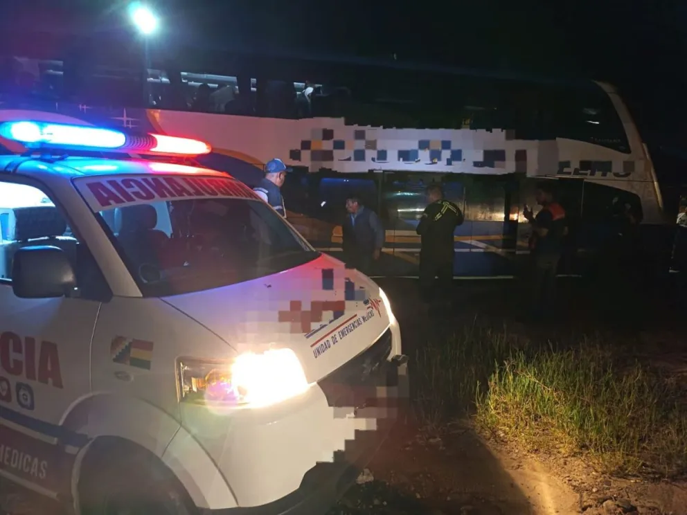 El hecho sucedió la noche del miércoles, los pasajeros del bus fueron atentidos por personal médico. Foto: Oasys Canal Digital