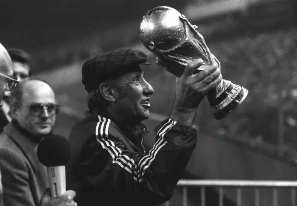 El histórico entrenador alemán con el trofeo que consiguió en 1974. Foto: FIFA