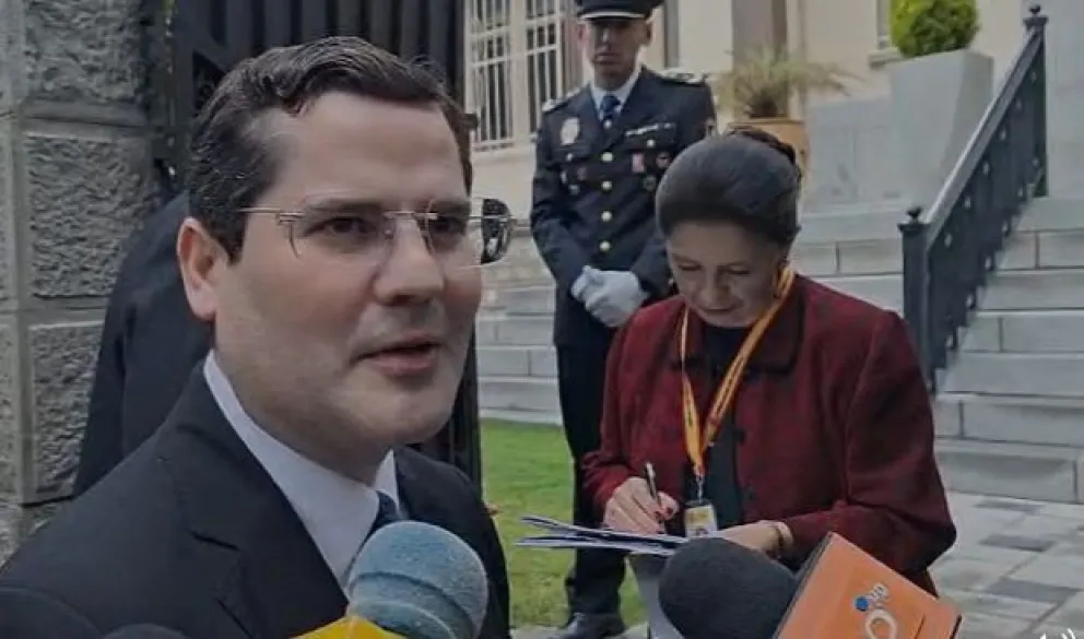  Jean Pierre Antelo, presidente de los empresarios cruceños, ingresa a la residencia de España. 