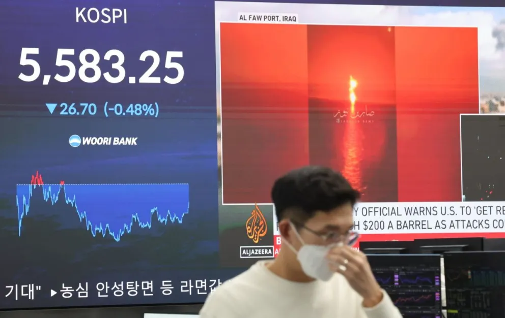  Una pantalla de datos financieros en la sala de operaciones del Banco Woori muestra la fluctuación del índice de referencia de la Bolsa de Seúl, el Kospi. Foto: EFE