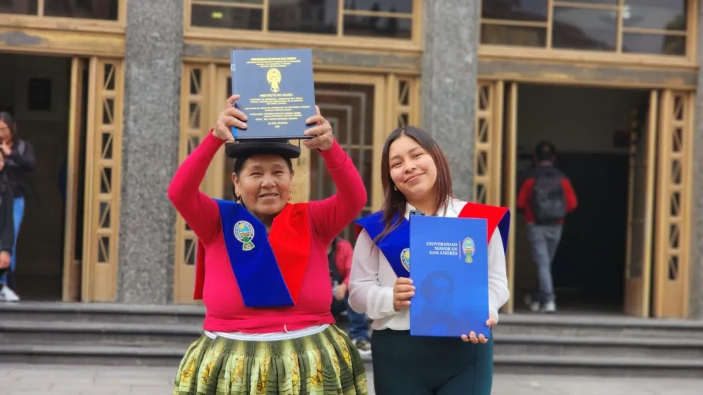 Eulogía Condori junto a su hija Camila en la puerta principal de la UMSA. Foto: UMSA