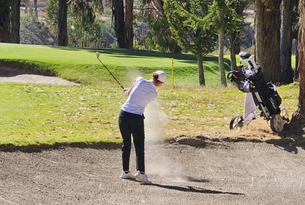 Una golfista golpea la pelota en el Vuelta Bolivia 2025 de La Paz. Foto: La Paz Golf Club.