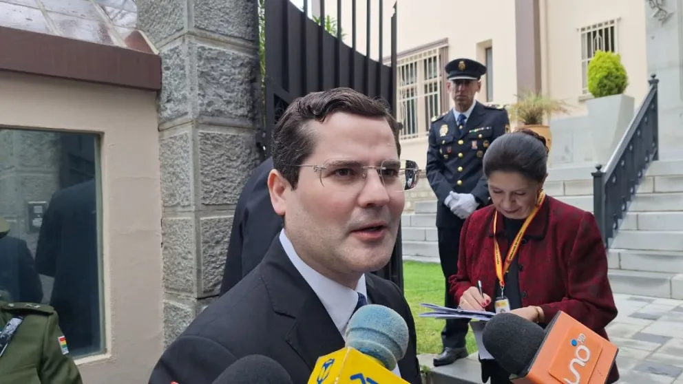  Jean Pierre Antelo, presidente de los empresarios cruceños, ingresa a la residencia de España. Foto: Visión 360 