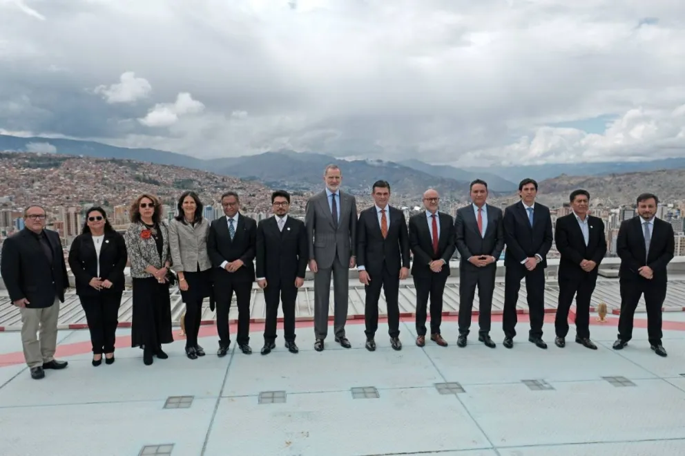 El rey de España, Paz y sus ministros. Foto: RRSS del mandatario 