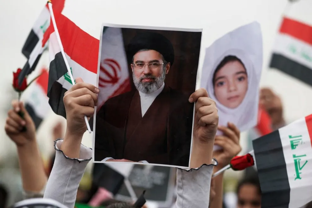 Una colegiala sostiene un cartel del nuevo líder supremo de Irán, Mojtaba Jamenei, durante una manifestación contra Estados Unidos e Israel en Bagdad el 12 de marzo de 2026. Foto: AFP