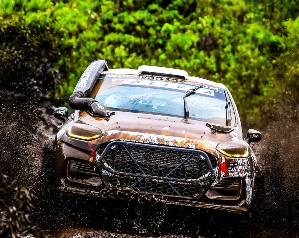 Bruun conduce sobre el barro en el inicio de la carrera. Foto: Prensa Bruun.