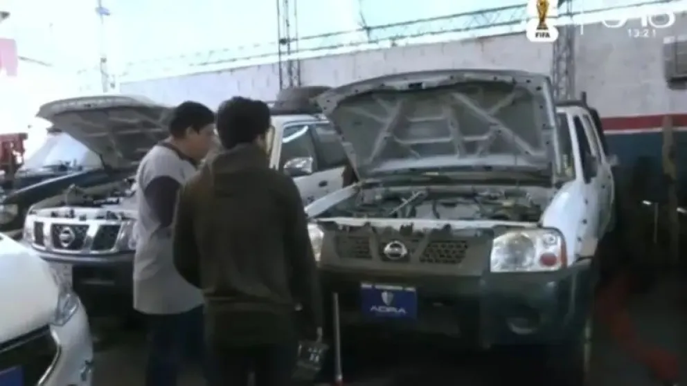 El presidente de YPFB, Yussef Akly, anunció que a partir de la próxima semana, se procederá con el inicio del pago por los daños provocados en los vehículos, por la gasolina de mala  calidad. Foto Red Uno