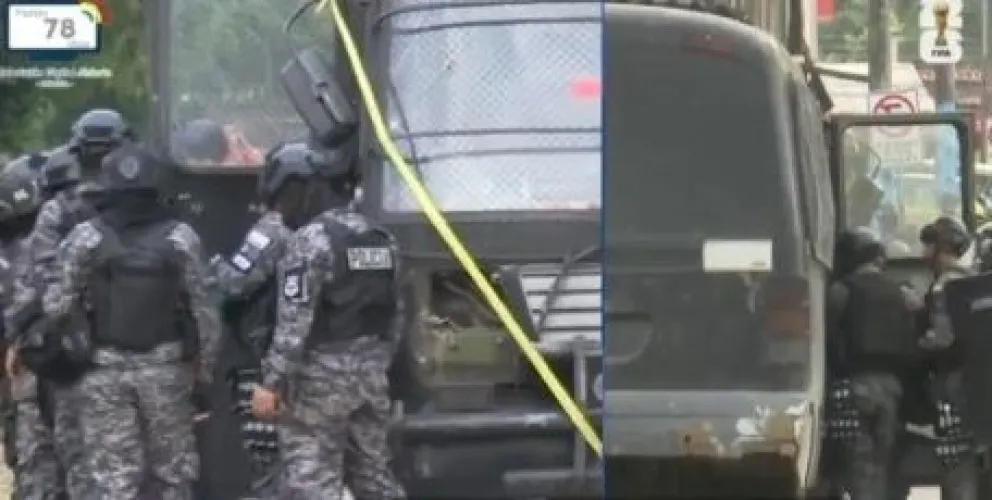 Policías movilizados en Santa Cruz. Foto: Captura de imagen