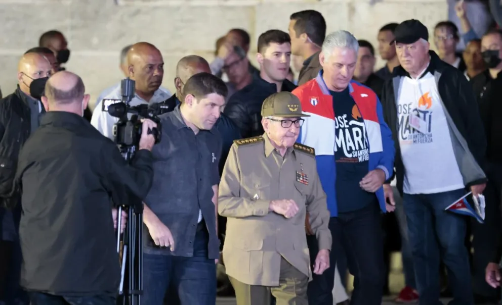 El presidente de Cuba Miguel Díaz-Canel (c-d) y su predecesor Raúl Castro (c) asistían a la Marcha de las Antorchas en La Habana (Cuba). Foto: EFE