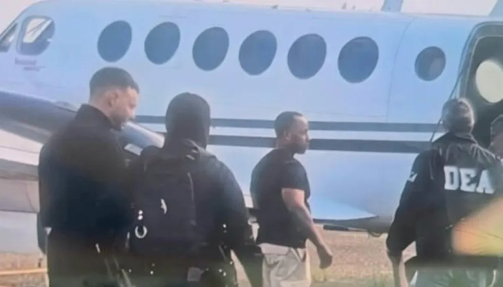 Sebastián Marset en un aeropuerto, junto a agentes de la DEA. Foto: Red Uno