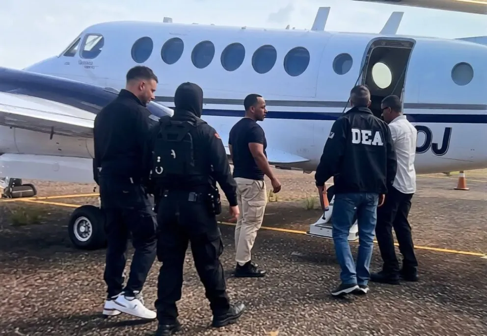 Sebastián Marset en un aeropuerto, junto a agentes de la DEA. Foto: ABI