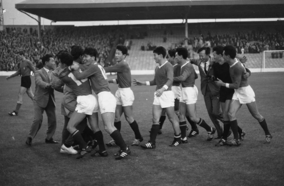 Jugadores de la selección de Corea del Norte celebran su victoria sobre Italia. Foto: Internet