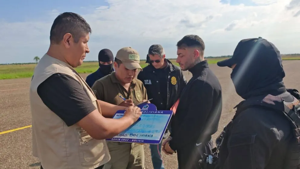 Sebastián Marset fue enmanillado y custodiado por miembros de la Policía en el aeropuerto de Viru Viru. Foto: SENAD de Paraguay