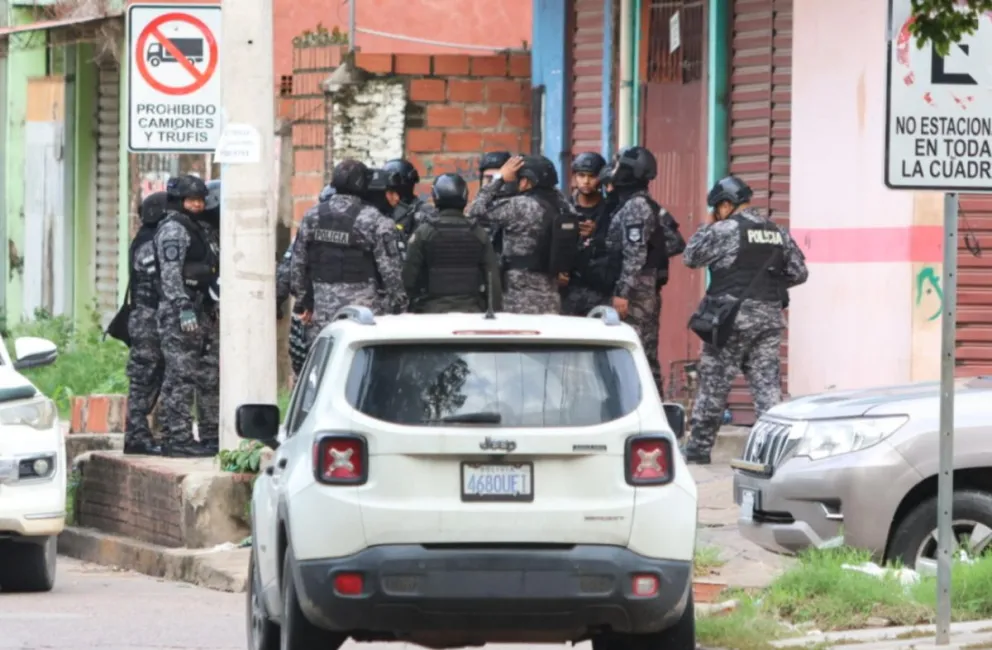 Integrantes de la Policía de Bolivia realizan un operativo este viernes, en Santa Cruz de la Sierra. Foto: EFE