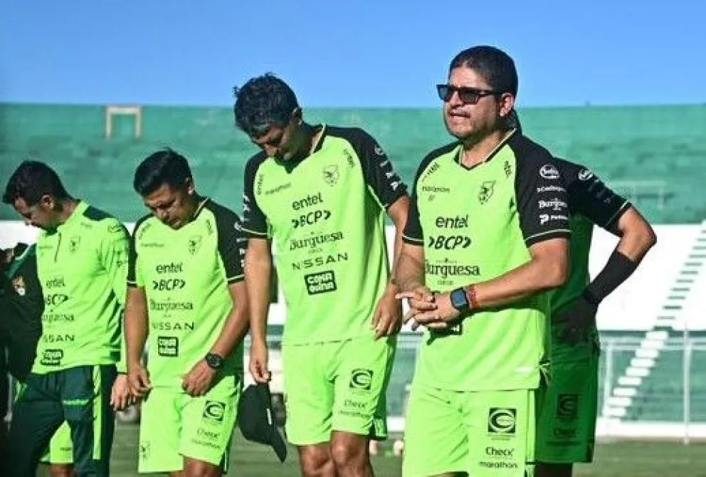 El técnico Óscar Villegas y sus colaboradores en un entrenamiento anterior. Foto: la Verde - FBF