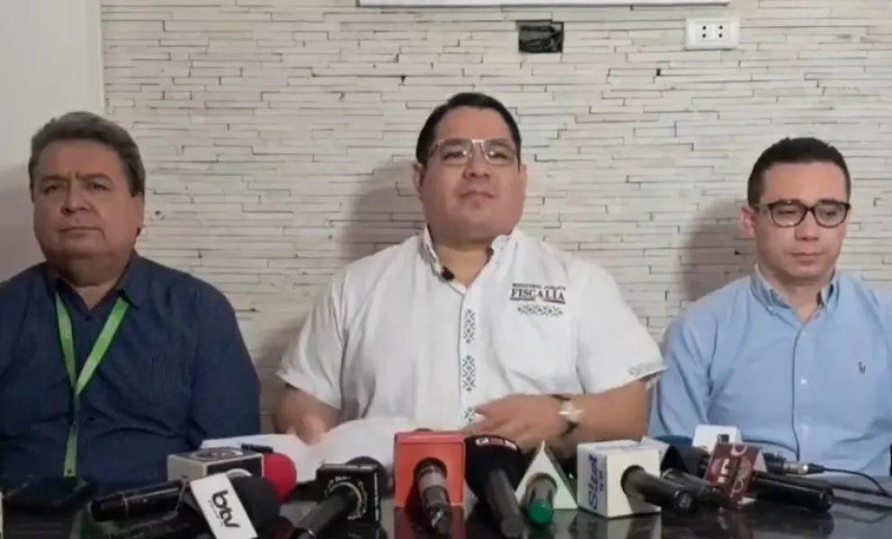 El fiscal General, Roger Mariaca (c), informa del operativo activado después de la captura de Sebastián Marset. Foto: Captura de imagen 