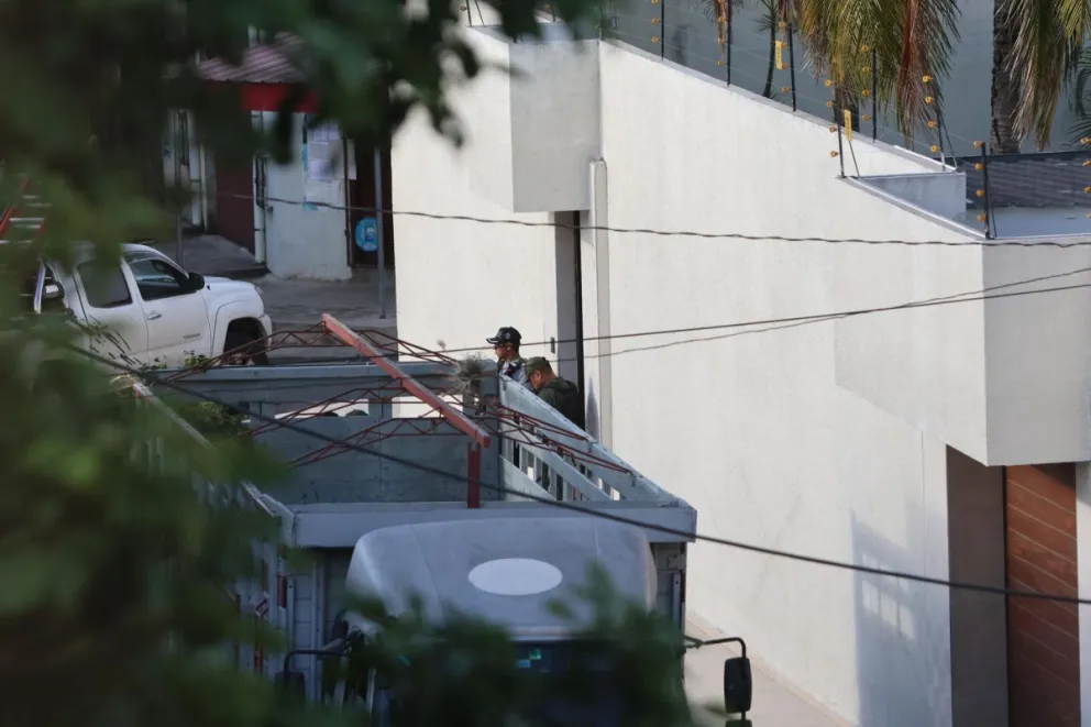 Efectivos policiales realizan un operativo este viernes, en Santa Cruz. Foto: EFE