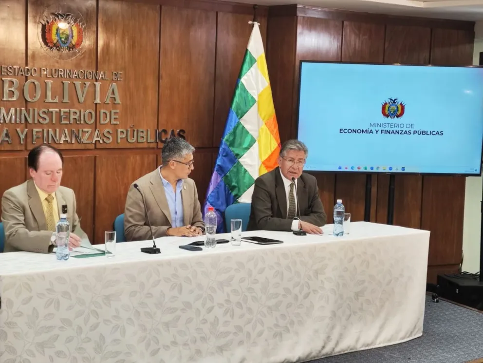 El presidente del BCB informó que más de 390 millones de billetes de la serie A serán distribuidos en todo el territorio nacional para cubrir los requerimientos de la población que quiera cambiar los billetes de la serie B. Foto: Paulo Lizárraga