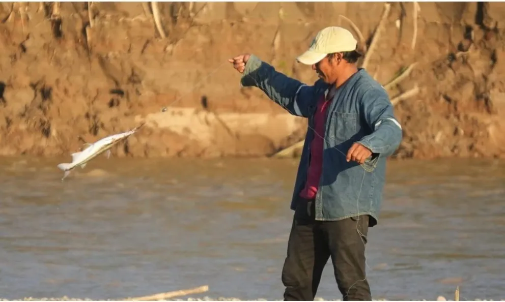 Un pescador indígena tacana en el río Beni, en la Amazonía boliviana, donde el pescado es un alimento central de la dieta. Foto: cortesía Javier Mamani