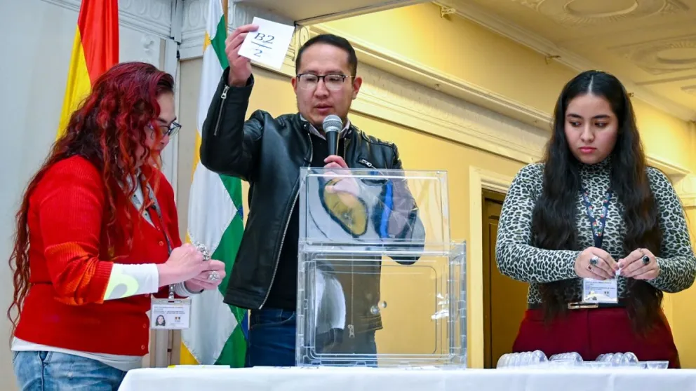 EL sorteo de los puestos para el debate se desarrolló el viernes. Foto: