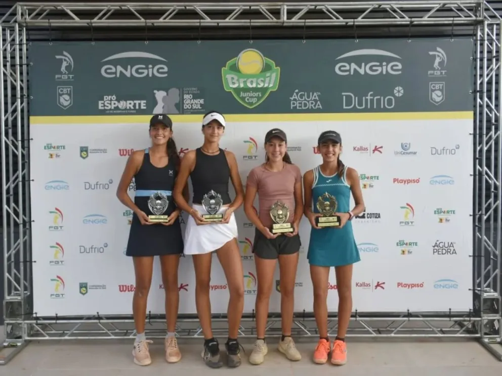 Bustillos (de rosado) y su dupla brasileña (a la derecha) en la premiación. Foto: Cosat.