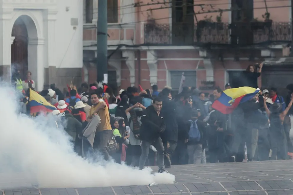 Personas participan en una manifestación contra la recientemente aprobada ley de minería, reformas laborales y la distribución presupuestaria en los gobiernos locales este 13 de marzo de 2026, en Quito (Ecuador). Foto: EFE