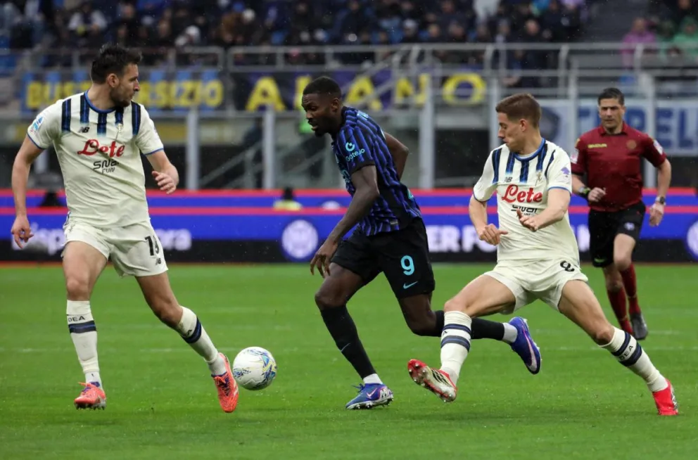 Incidencia entre el Inter (de azul) y el Atalanta. Foto: EFE.
