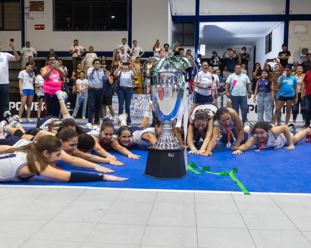 Jugadoras del cuadro cruceño festejan con su trofeo. Foto: CBA.
