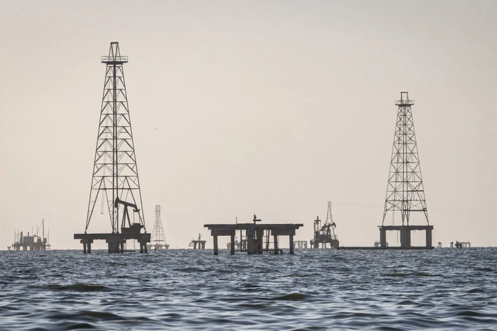 Se observan plataformas petroleras en el lago de Maracaibo (Venezuela). Foto: EFE
