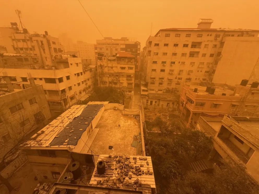 Una fuerte tormenta de arena azotó este sábado por la mañana la Franja de Gaza con intensas rachas de viento y un denso manto de polvo que hacía irrespirable el ambiente. Foto: EFE