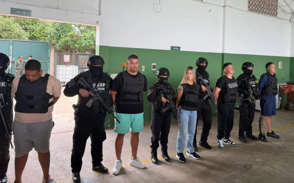 Algunos de los detenidos en el operativo para capturar a Marset son presentados por la Policía Boliviana. Foto: Policía Boliviana