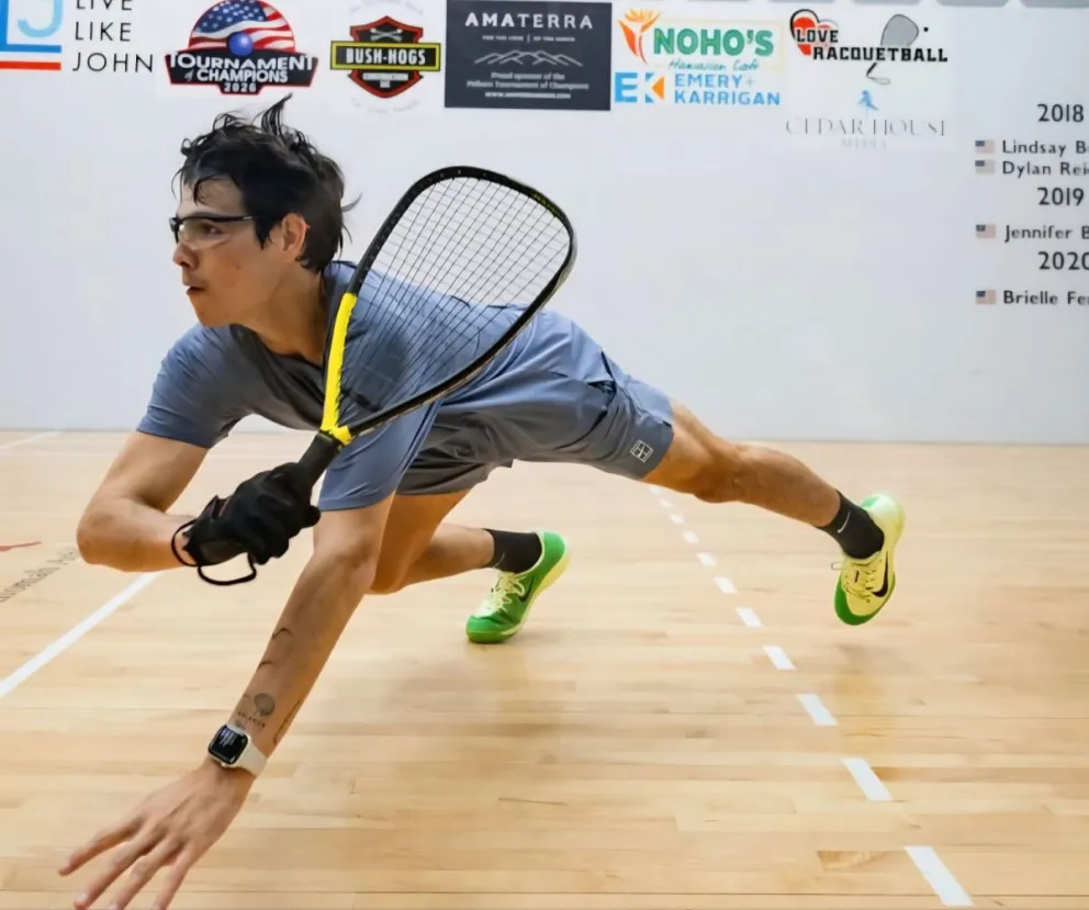 Flores durante uno de sus partidos en el Tour. Foto: IRT.