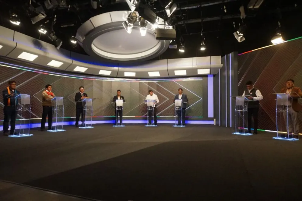 Nueve candidatos a la Alcaldía de El Alto, participaron en el segundo bloque del debate organizado por el Órgano Electoral Plurinacional (OEP). Foto APG