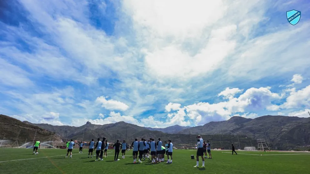 El plantel celeste en pleno entrenamiento en Ananta. Foto: Club Bolívar.